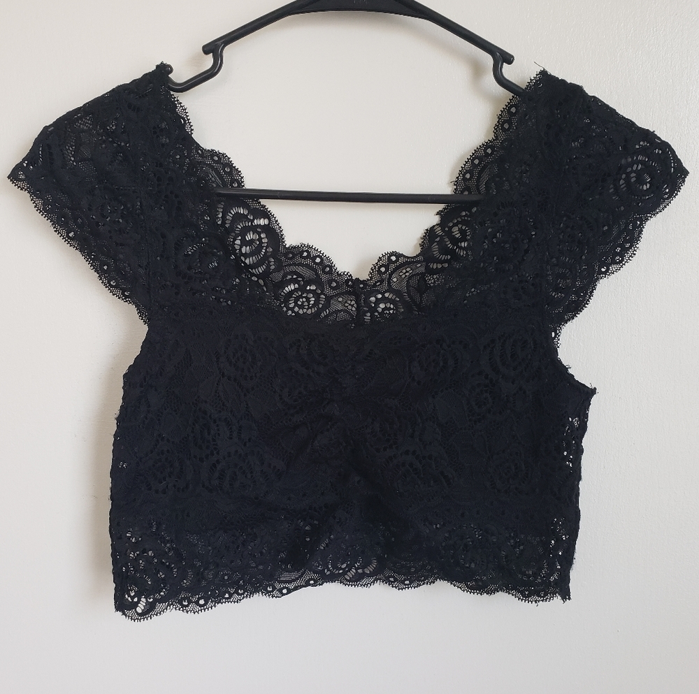 🎟NWOT Black Lace Floral Design Croptop